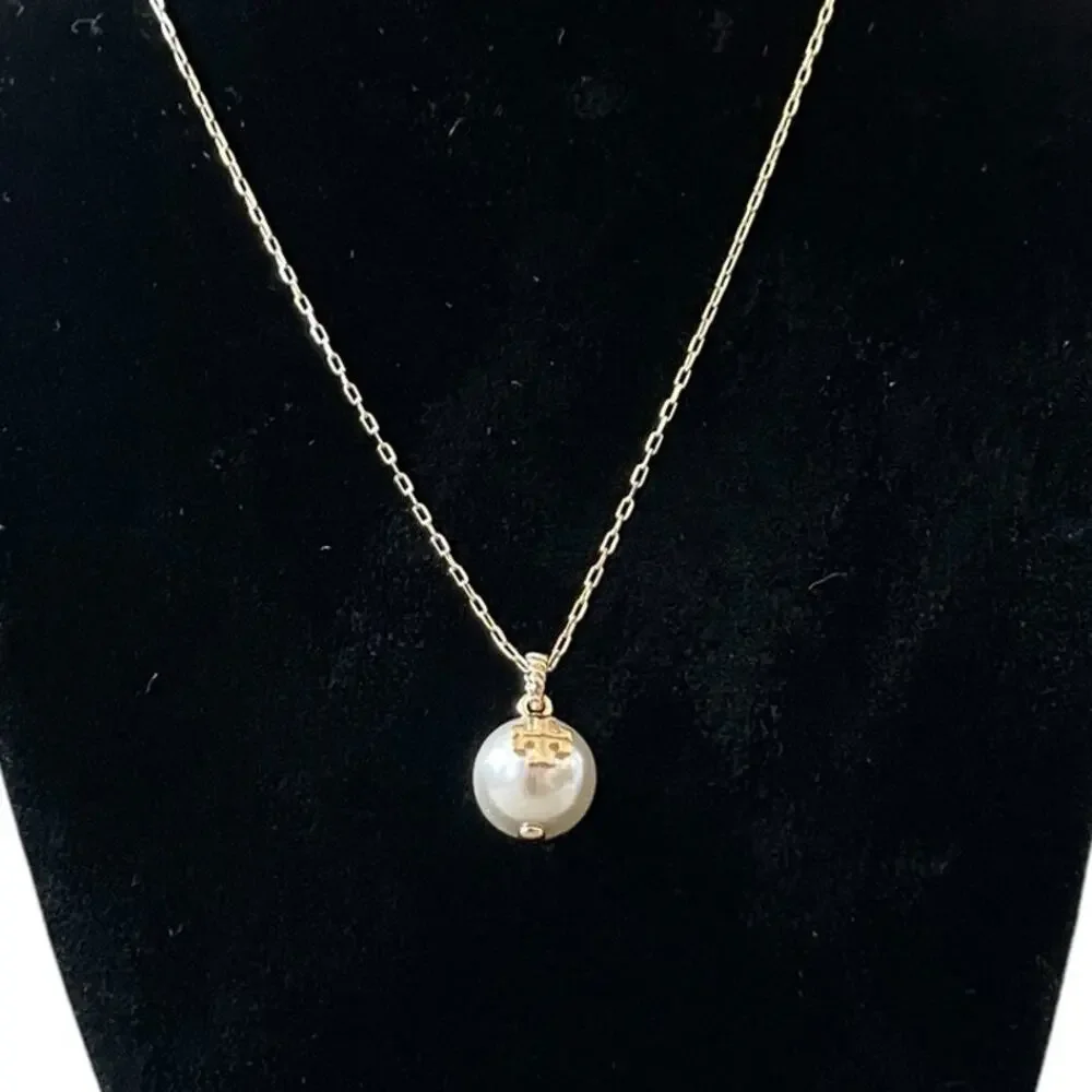 Authentic TORY BURCH Ivory Gold Tone Pearl Logo Rope Chain Necklace 143338 NEW